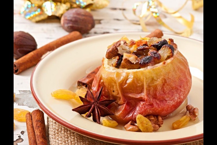 تفاح مخبوز محشو بالمكسرات والتوابل