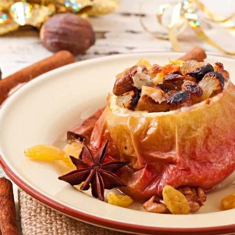 تفاح مخبوز محشو بالمكسرات والتوابل