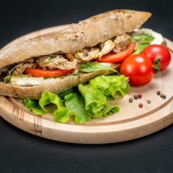 ساندويش دجاج مشوي وخضار بالمنزل