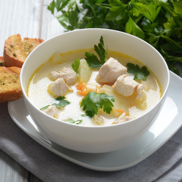 شوربة الدجاج بالخضار والكريمة
